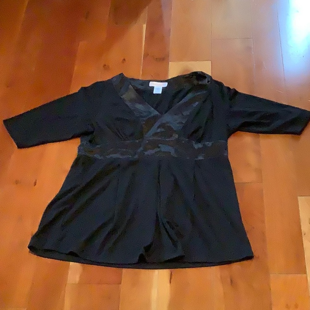 Travelsmith top with satin-look trim at neck and empire waist, Size small